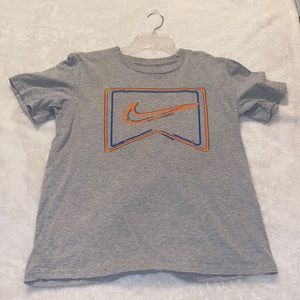 Nike boys large t-shirt